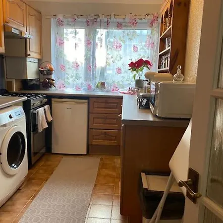 One Double Bedroom In A Shared London