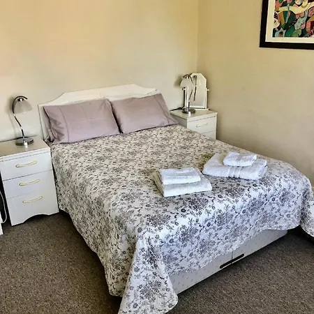 Kew Gardens & National Archives Homestay