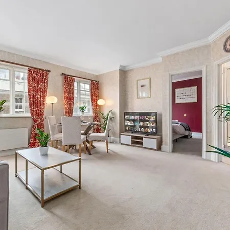 The Mayfair Large Snug * London