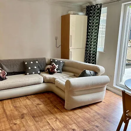 Apartment Large Balcony Opposite Rail Station