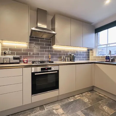 Bright & Cosy Flat - Perfect For Visiting Apartment