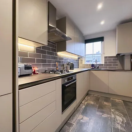 Bright & Cosy Flat - Perfect For Visiting Apartment *