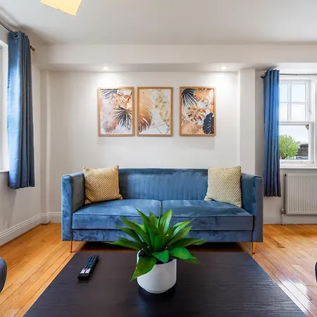 Terrific 2 Bed 2 Bath Apt With Gym & Roof Terrace -12 Mins From *