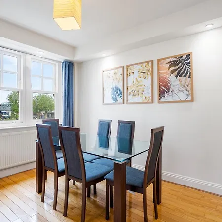 Apartment Terrific 2 Bed 2 Bath Apt With Gym & Roof Terrace -12 Mins From