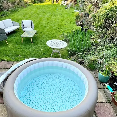 Large London With Free Parking Holiday home