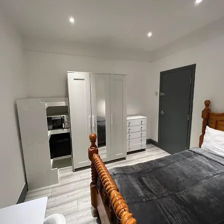In Modernised Victorian House * Croydon