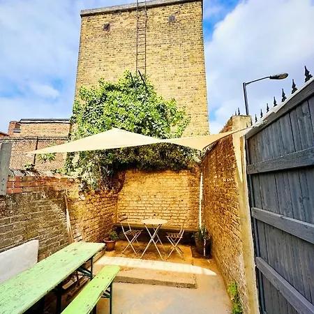 Modern Flat With King Bed, Garden & Outdoor Dining London
