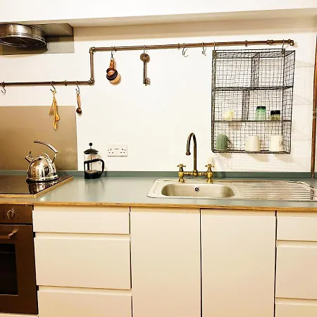 Modern Flat With King Bed, Garden & Outdoor Dining * London