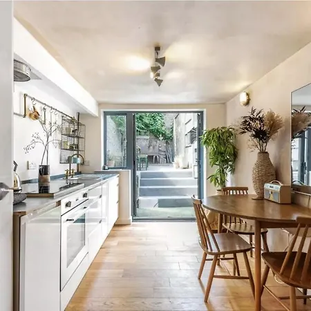Modern Flat With King Bed, Garden & Outdoor Dining Apartment *