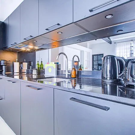 Apartment Stylish 1br Unit, Super Fast Internet, Gated Complex - Near Queen's Park! London