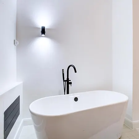 Apartment Stylish 1br Unit, Super Fast Internet, Gated Complex - Near Queen's Park! *