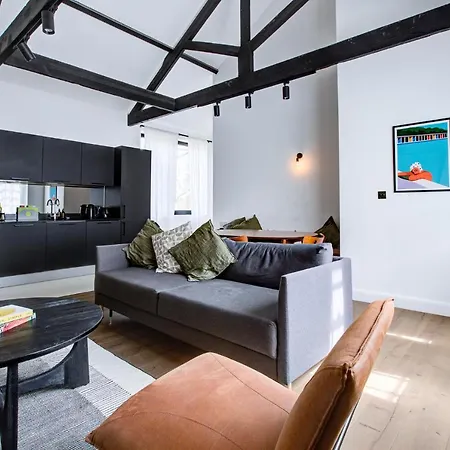 Stylish 1br Unit, Super Fast Internet, Gated Complex - Near Queen's Park! Apartment