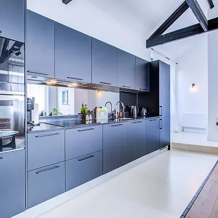 Apartment Stylish 1br Unit, Super Fast Internet, Gated Complex - Near Queen's Park! *
