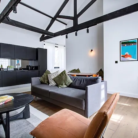 Stylish 1br Unit, Super Fast Internet, Gated Complex - Near Queen's Park! *