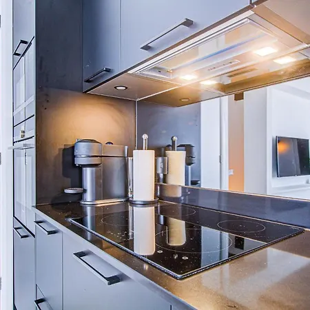 Stylish 1br Unit, Super Fast Internet, Gated Complex - Near Queen's Park! *