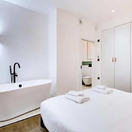 Stylish 1br Unit, Super Fast Internet, Gated Complex - Near Queen's Park! Apartment London