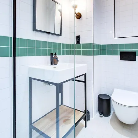 Stylish 1br Unit, Super Fast Internet, Gated Complex - Near Queen's Park!