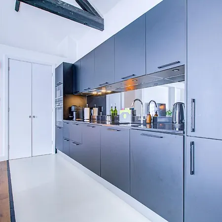 Apartment Stylish 1br Unit, Super Fast Internet, Gated Complex - Near Queen's Park!