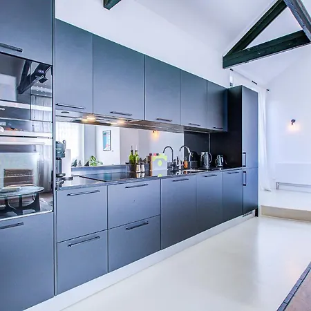 Stylish 1br Unit, Super Fast Internet, Gated Complex - Near Queen's Park! Apartment *