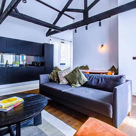 Stylish 1br Unit, Super Fast Internet, Gated Complex - Near Queen's Park! *