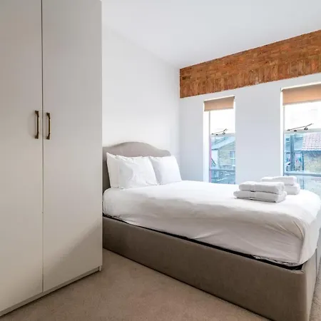 Trendy Elephant And Castle Apartment London