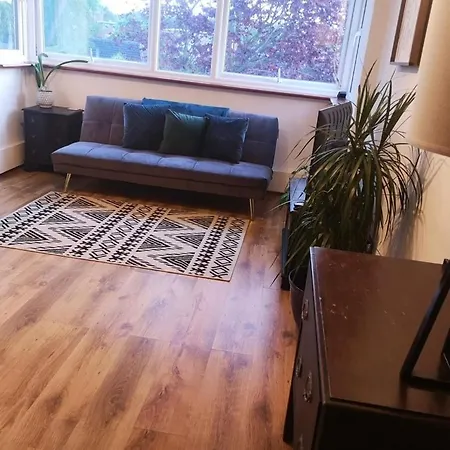 2 Bed Flat, Bounds Green, Piccadilly Line, N11