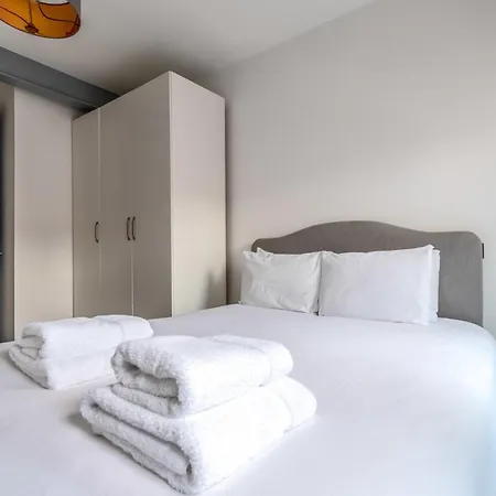 Trendy Elephant And Castle Apartment London