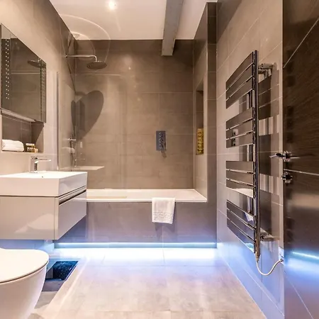 Trendy Elephant And Castle Apartment London