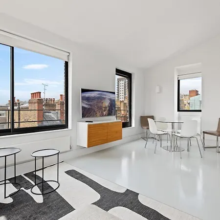 Luxurious Harrods Penthouse With Stunning Views *