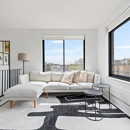 Luxurious Harrods Penthouse With Stunning Views *