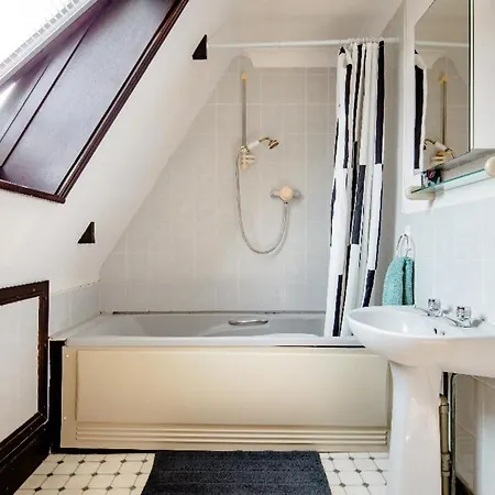 Spacious 2 Mins From Station Affittacamere