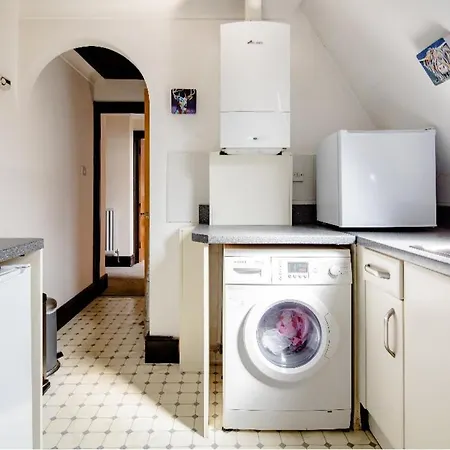 Spacious 2 Mins From Station London