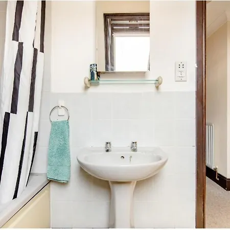 Spacious 2 Mins From Station Affittacamere *