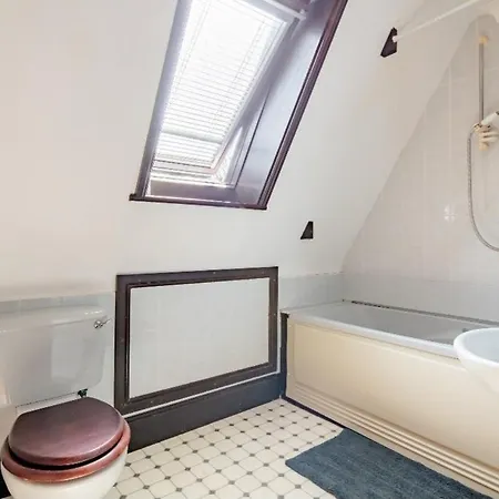 Spacious 2 Mins From Station Londra