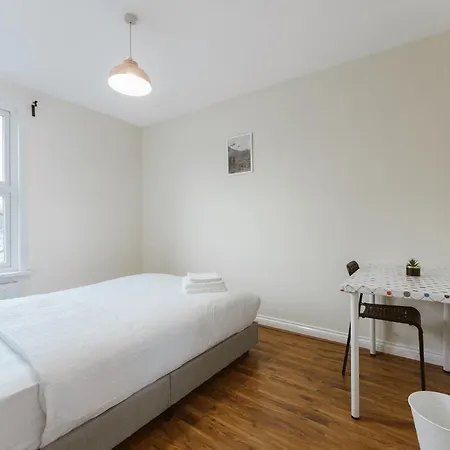 Hostel Mile End 57a