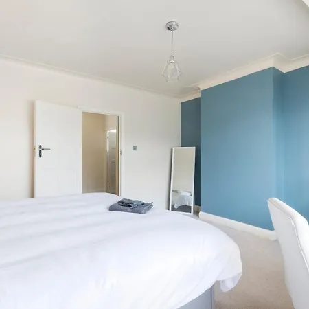 Surrey - 5 Bedroom House, Cr5, Contractors Welcome, Sleeps 12, Near Town Centre, Train Stations And Gatwick Airport كولسدون