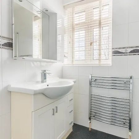 شقة Surrey - 5 Bedroom House, Cr5, Contractors Welcome, Sleeps 12, Near Town Centre, Train Stations And Gatwick Airport