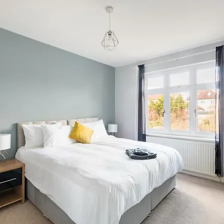 Surrey - 5 Bedroom House, Cr5, Contractors Welcome, Sleeps 12, Near Town Centre, Train Stations And Gatwick Airport *