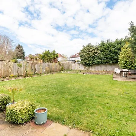 Surrey - 5 Bedroom House, Cr5, Contractors Welcome, Sleeps 12, Near Town Centre, Train Stations And Gatwick Airport شقة *