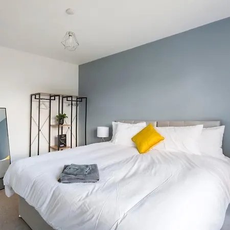 Surrey - 5 Bedroom House, Cr5, Contractors Welcome, Sleeps 12, Near Town Centre, Train Stations And Gatwick Airport * كولسدون