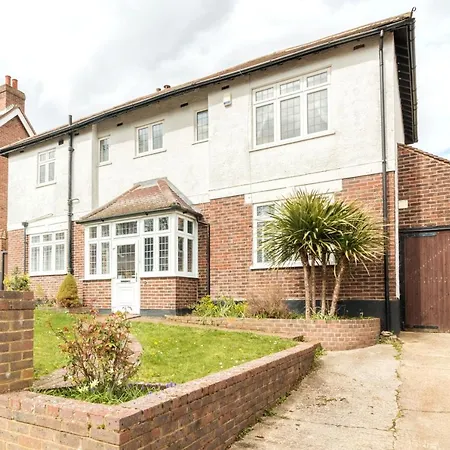 Surrey - 5 Bedroom House, Cr5, Contractors Welcome, Sleeps 12, Near Town Centre, Train Stations And Gatwick Airport شقة *