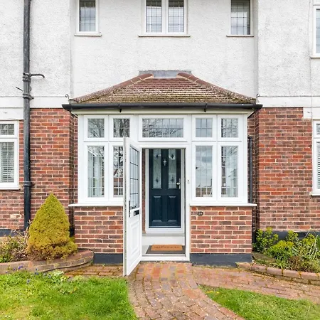 Surrey - 5 Bedroom House, Cr5, Contractors Welcome, Sleeps 12, Near Town Centre, Train Stations And Gatwick Airport شقة *