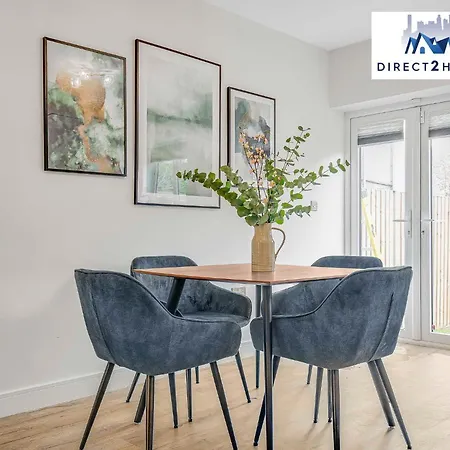 Apartment Stylish West Oasis: Two-bedroom With Workspace