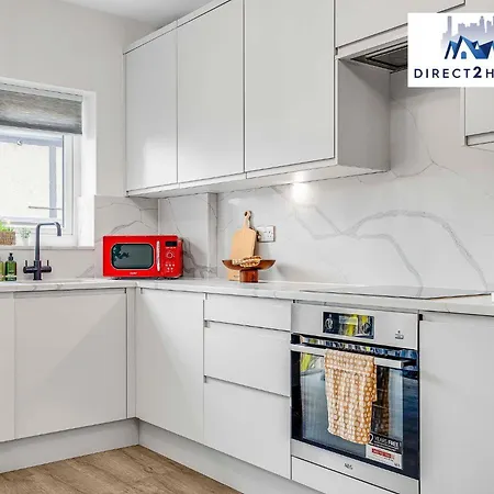 Stylish West Oasis: Two-bedroom With Workspace Apartment London