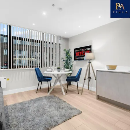 Pluxa Larimar - Spacious With Private Entrance, Workspace & Wi-fi Harrow
