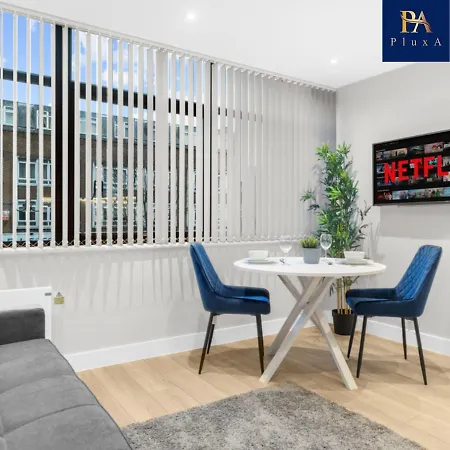 Pluxa Larimar - Spacious With Private Entrance, Workspace & Wi-fi * Harrow