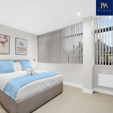 Pluxa Larimar - Spacious With Private Entrance, Workspace & Wi-fi Harrow