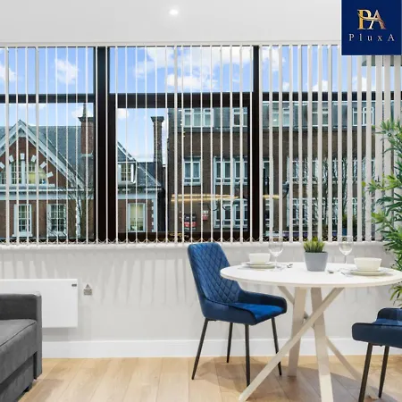Apartment Pluxa Larimar - Spacious With Private Entrance, Workspace & Wi-fi *
