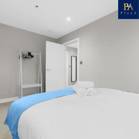 Pluxa Larimar - Spacious With Private Entrance, Workspace & Wi-fi * Harrow