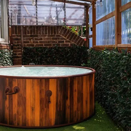 Contractor Base With Pool Table Holiday home London